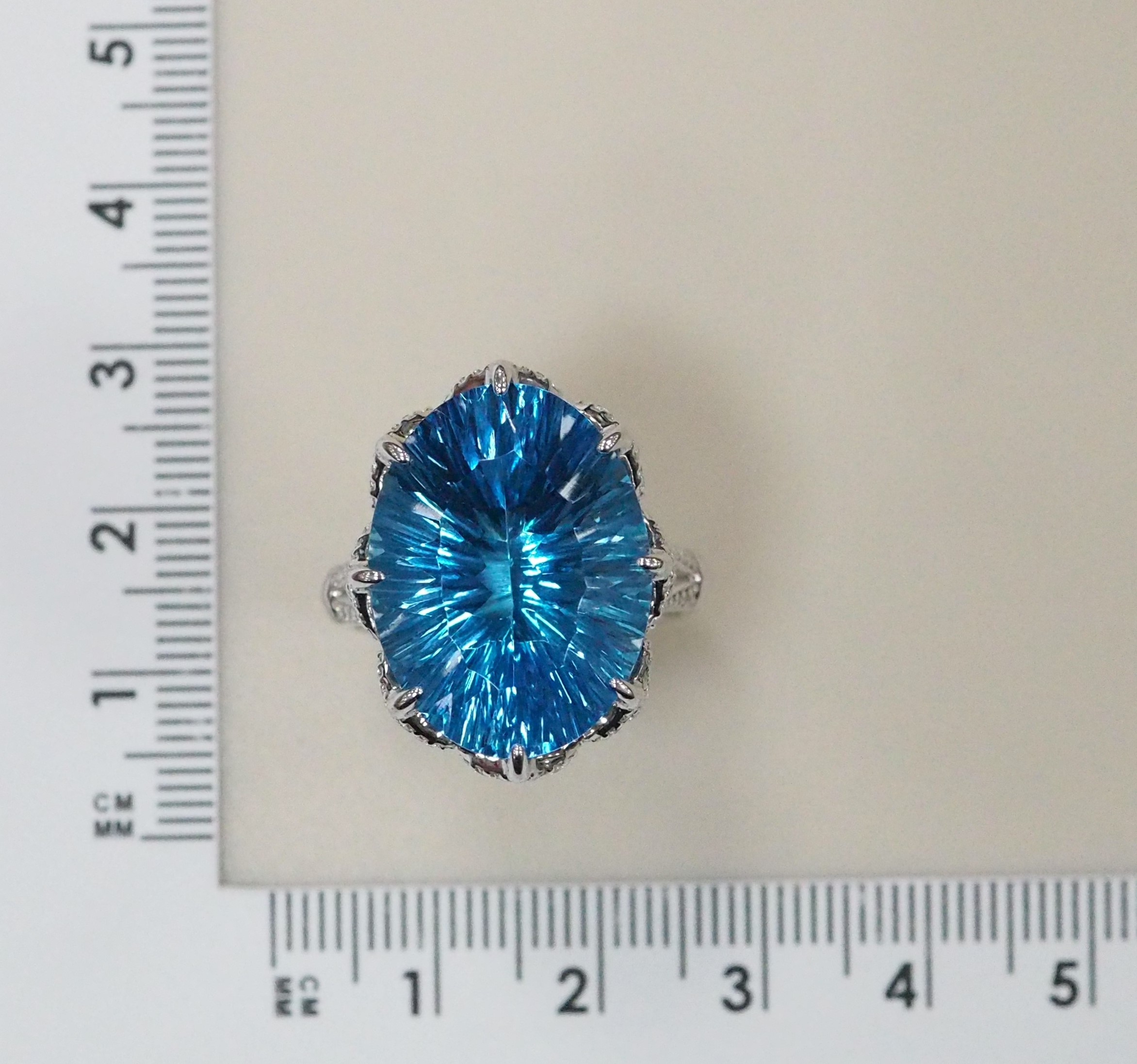 Серебряное кольцо с топазом Свисс
